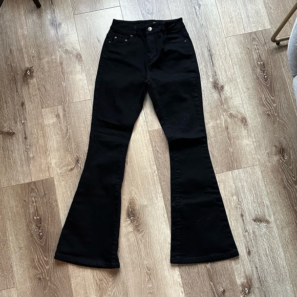 ASOS DESIGN Petite Bell Flare Jeans in Clean Black with Pressed Crease - Picture 5 of 7